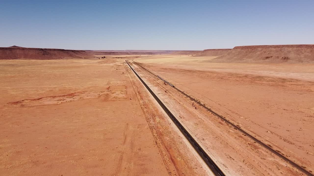 나미비아 사막 기차 여행: 나미브 사막의 광활한 야생에서 고립된 트랙의 4k 영상