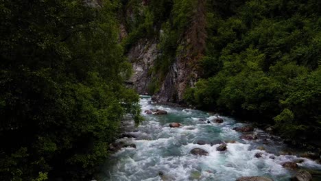 Imágenes-Aéreas-De-Drones-De-4k-A-Lo-Largo-De-Un-Arroyo-Y-Un-Río-Boscosos-En-Alaska-Durante-El-Verano