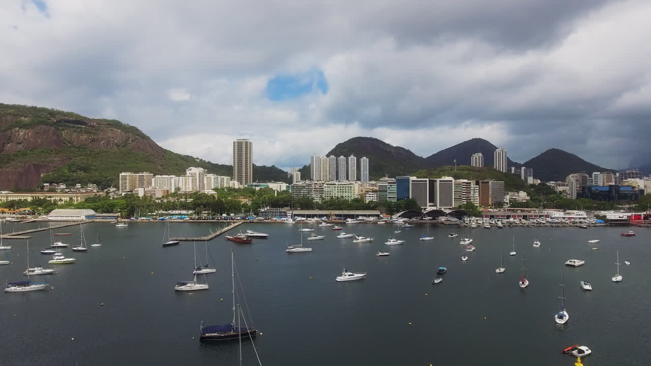 Drone panorâmico sobre a baía do Rio com barcos e o horizonte montanhoso