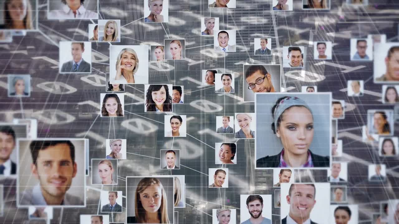 animación digital de la red de iconos de perfil contra la codificación binaria procesamiento digital en fondo gris