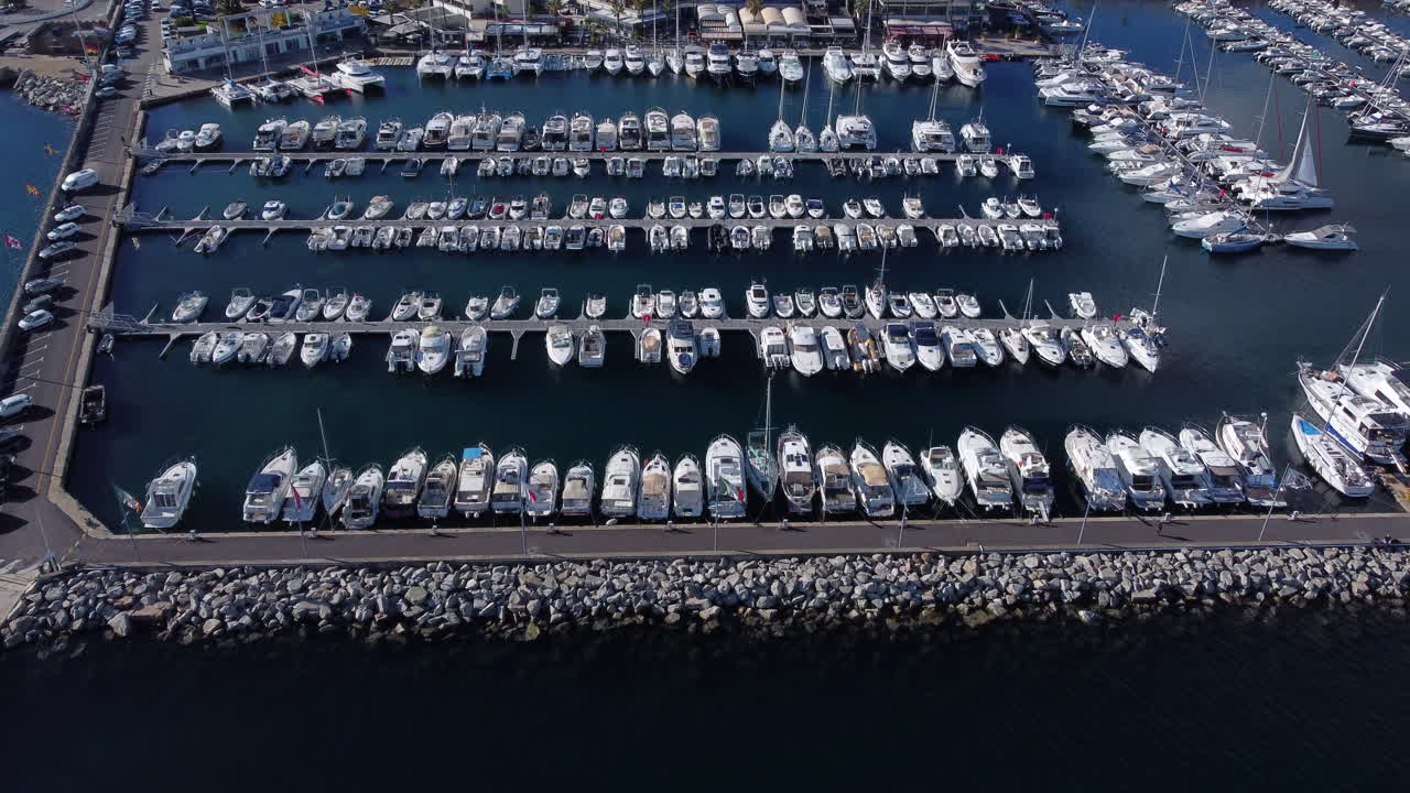 Boote ankern im Hafen von Ajaccio an einem sonnigen Tag