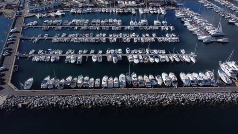 Boote-Vor-Anker-In-Der-Marina-Von-Ajaccio-An-Einem-Sonnigen-Tag