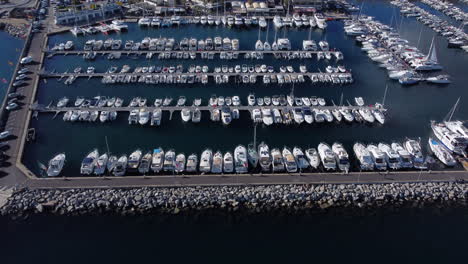 los barcos anclados en la marina de ajaccio en un día soleado
