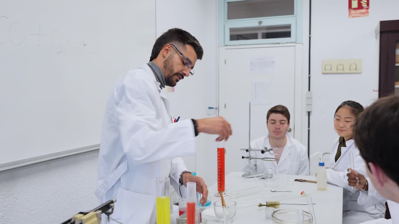 Aula di scienze con insegnante e studenti
