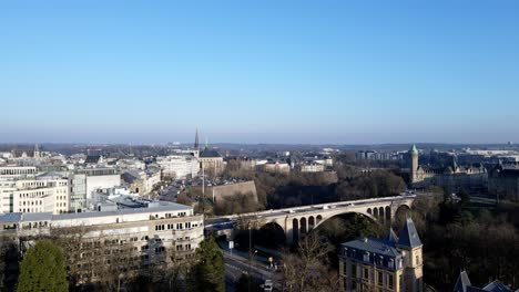 Aufsteigende-Drohne-Schoss-über-Die-Brücke-Im-Stadtzentrum-Von-Luxemburg,-Golden-Lady