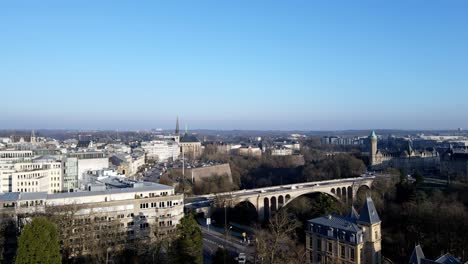 drone ascendente disparado sobre el puente del centro de la ciudad de luxemburgo, la dama dorada