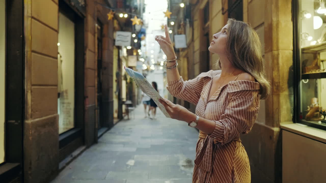 Donna di profilo concentrata che guarda una mappa all'aperto. Donna turista che cerca un indirizzo.