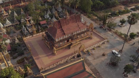 vista de pagoda más pequeña al lado del templo dorado de phnom penh en camboya - toma de órbita aérea