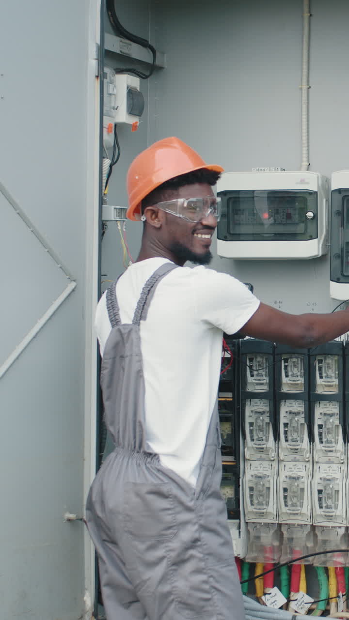 Elektriker, der arbejder på elektrisk panel
