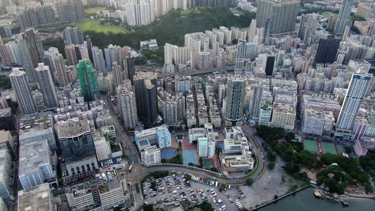 bahía de hong kong y horizonte con rascacielos, escena de la tarde