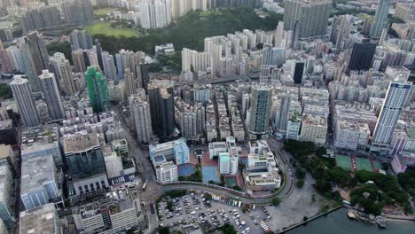 Hong-Kong-bay-and-skyline-with-skyscrapers,-late-afternoon-scene