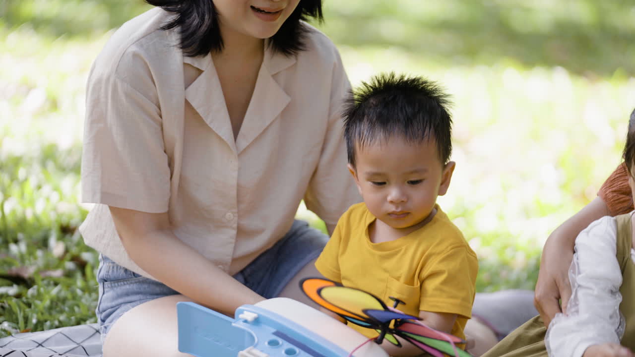 mujer y niño pequeño en un picnic