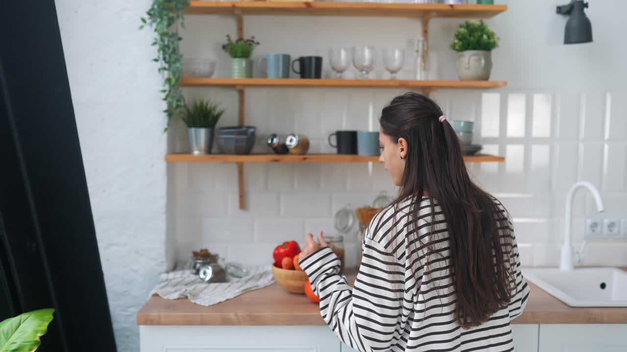 mujer en una cocina