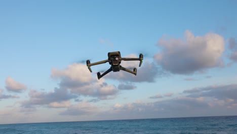 drone dji mavic 3 pro em modo de voo estático sobre o oceano