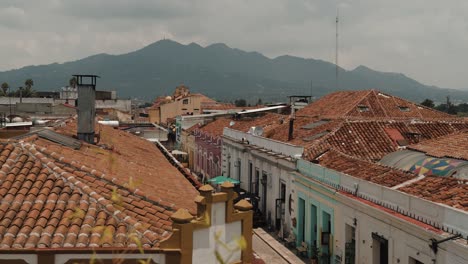 famosa calle histórica con estructuras medievales en guadalupe, san cristóbal de las casas en chiapas, méxico