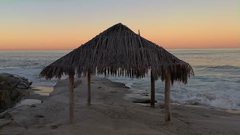 Playa-De-Windansea-En-La-Jolla,-California-Con-La-Histórica-Choza-De-Surfistas-Al-Amanecer