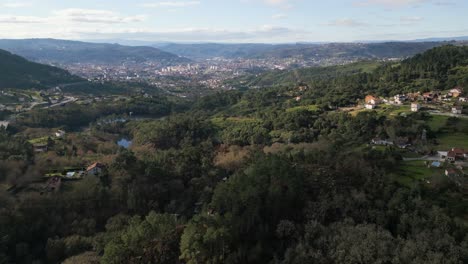 Vista-Aérea-De-Los-Verdes-Valles-De-Ourense-Desde-Santomé,-España