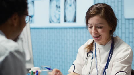 Interacción-Entre-Médico-Y-Paciente-En-Una-Sala-De-Consulta-Médica