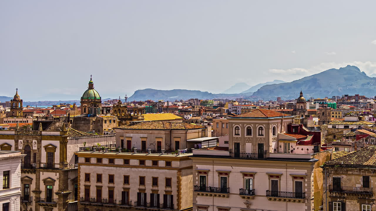 los techos ofrecen la vista más pintoresca de palermo, sicilia, mostrando su catedral, que abarca tumbas reales y se destaca como una característica prominente