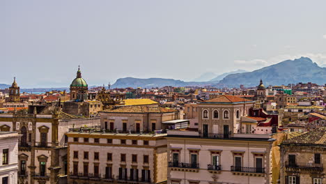 Los-Tejados-Ofrecen-La-Vista-Más-Pintoresca-De-Palermo,-Sicilia,-Mostrando-Su-Catedral,-Que-Abarca-Tumbas-Reales-Y-Se-Destaca-Como-Una-Característica-Destacada