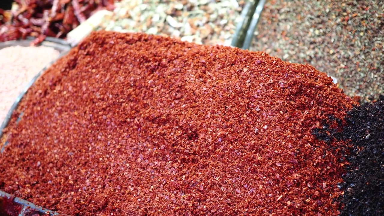 Gros plan sur des flocons de piment rouge et des épices sur un marché