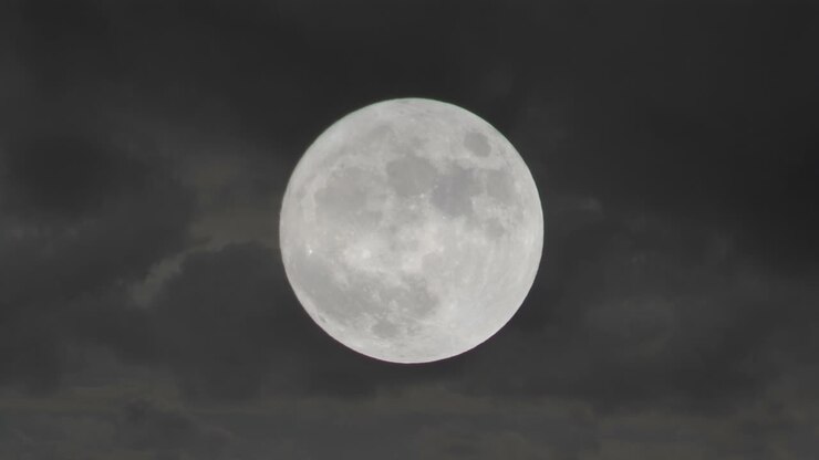 A lua no céu noturno. A lua