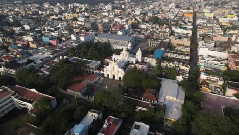 tomada aérea de un dron de una iglesia en el medio de la ciudad de pondicherry, india.