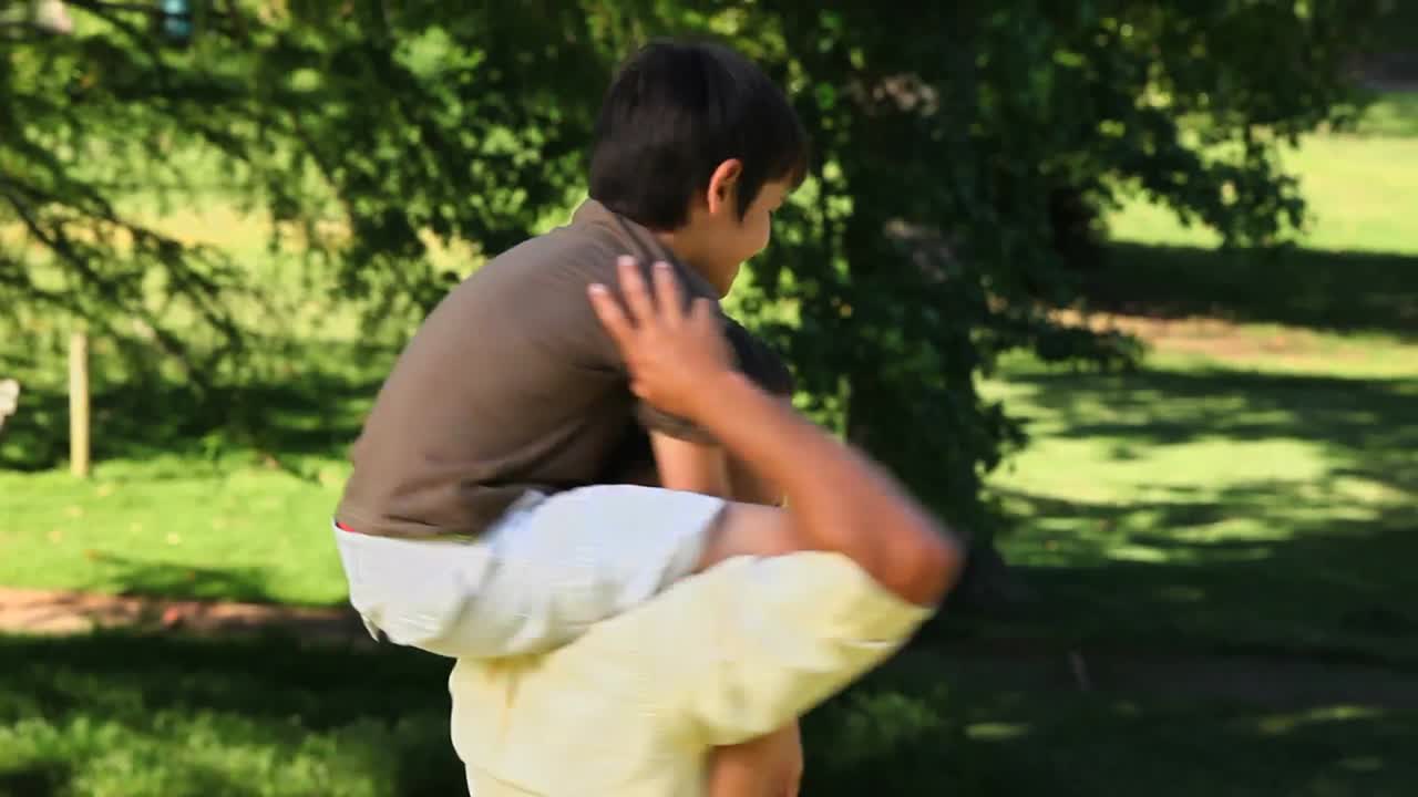 행복 한 아버지 가 아들 을 안고 있다