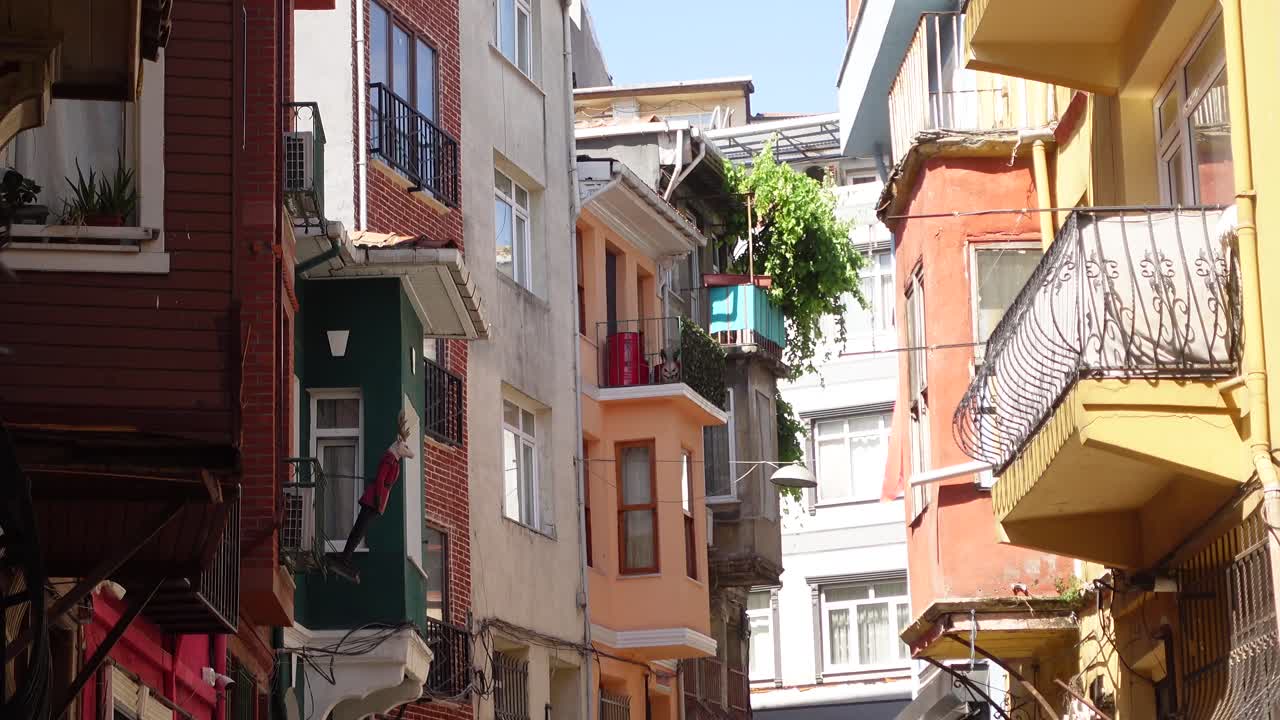 edificios coloridos en un callejón estrecho en istanbul