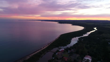 Pink-sunset-over-a-calm-ocean