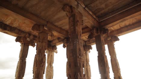 vista panorámica de la arquitectura de piller de roca del templo en ruinas en ruinas dentro del sanctum santorum de ganesha hampi