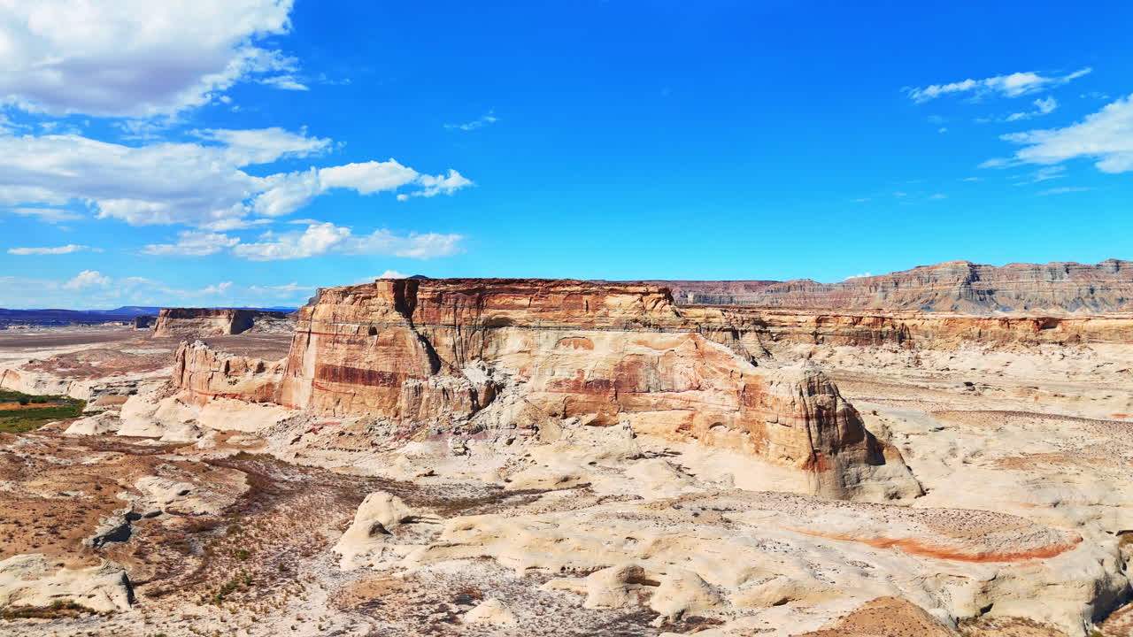 Splendidi canyon illuminati da un sole caldo e brillante. Incredibile cielo blu con nuvole bianche sullo sfondo. Lone Rock Campground, Utah, USA
