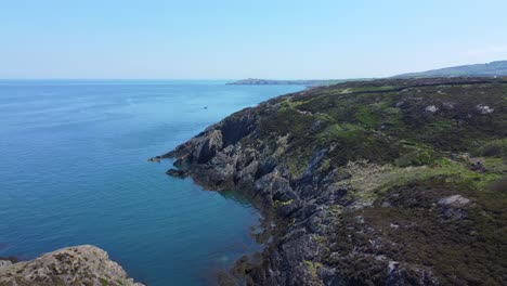 Friedlich-Amlwch-Anglesey-Nordwales-Zerklüftete-Bergküstenwanderung-Luftaufnahme