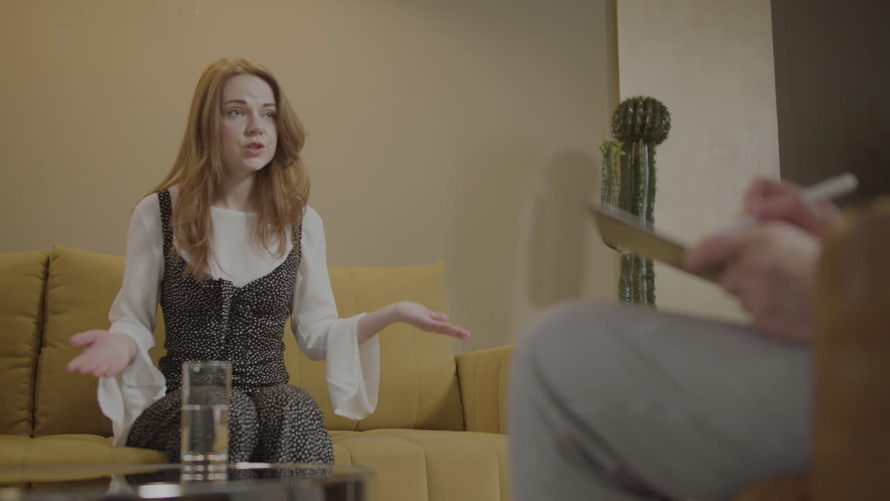 молодая женщина, посещающая психолога.