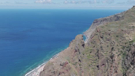 Acantilado-Rocoso-Con-La-Localidad-De-Paul-Do-Mar-Al-Fondo-En-Madeira,-Portugal