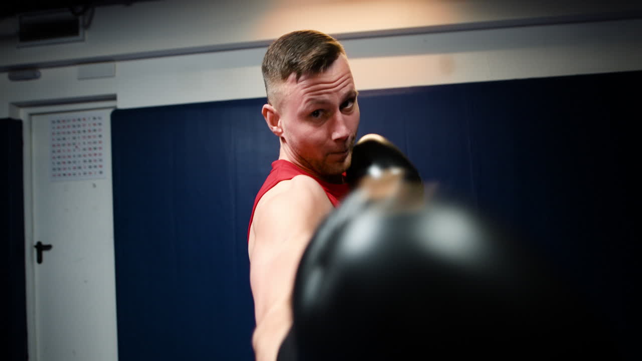 체육관에서 권투하는 남자