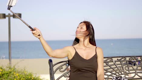 Una-Mujer-Joven-Y-Bonita-Tomando-Un-Selfie-En-Su-Móvil