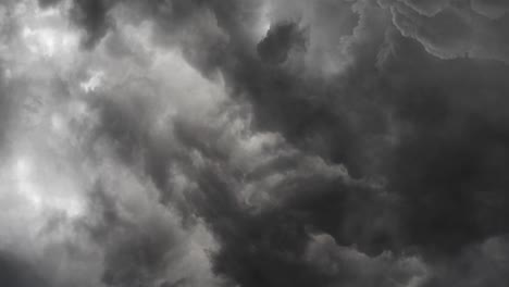 nubes de cumulonimbus y relámpagos brillaron a través del cielo oscuro