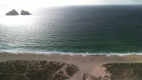 Bahía-De-Holywell-En-La-Hermosa-Cornualles-Con-Vistas-Panorámicas-Desde-Un-Dron-Aéreo-En-Un-Día-Soleado,-Reino-Unido