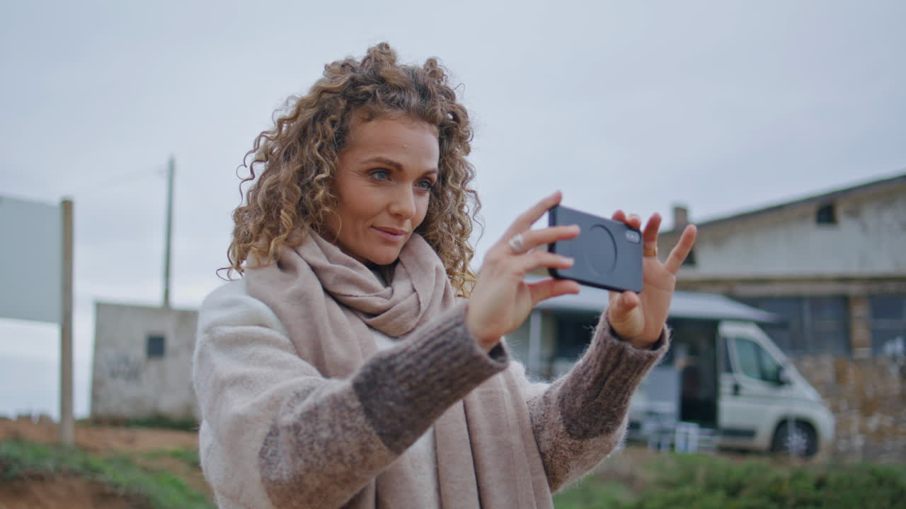 blogger de viajes haciendo fotos de la naturaleza nublada en el teléfono móvil de cerca. mujer madura
