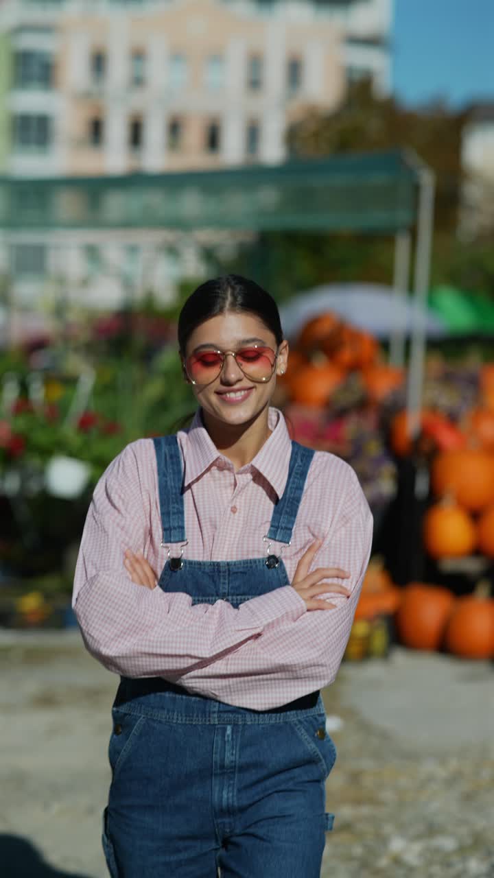 mujer joven en un mercado de otoño