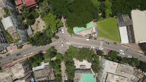 Dies-Ist-Ein-4k-Drohnenvideo-Einer-Stadtstraße