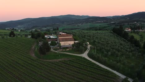 toma aérea de una villa italiana en las colinas de toscana, italia al atardecer, amanecer