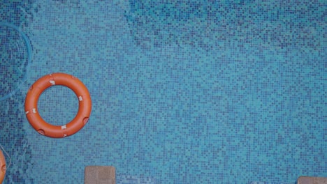 piscina con salvavidas
