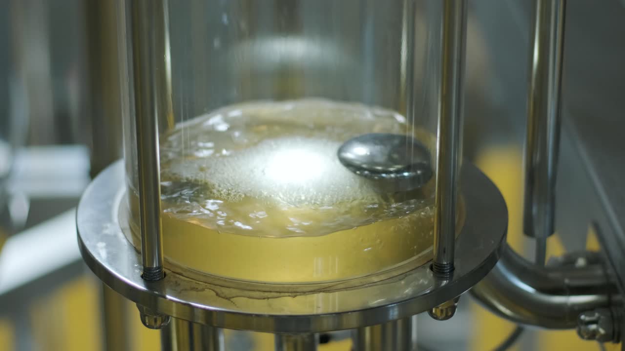 cervecería artesanal moderna. producción de cerveza artesanal. equipo moderno en la cervecería