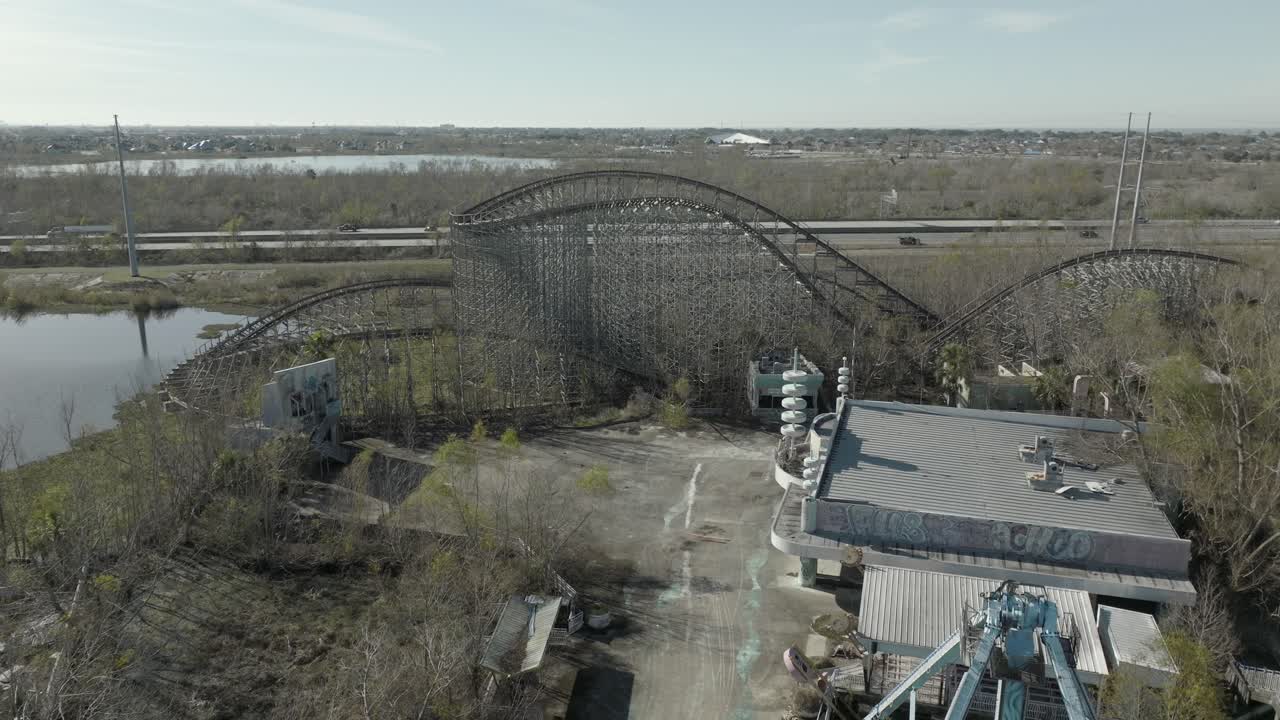 вид с воздуха на заброшенные американские горки в новом орлеане