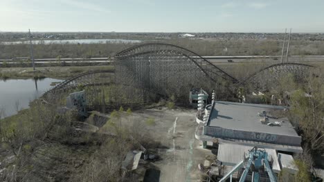 vista aérea de la montaña rusa abandonada en nueva orleans