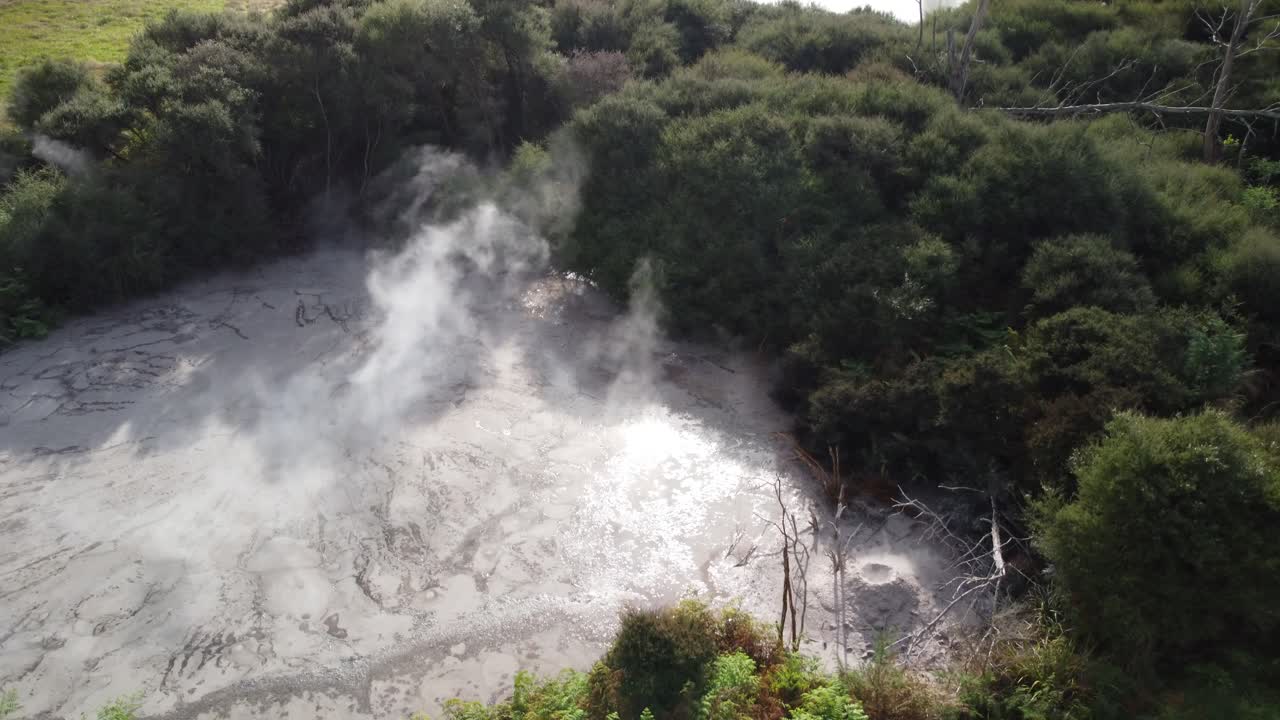 fuente termal geotérmica junto a la carretera en rotorua nueva zelanda