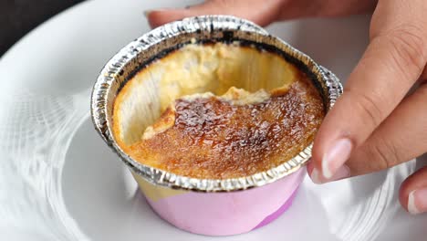 creme brulee mit einer karamellisierten kruste