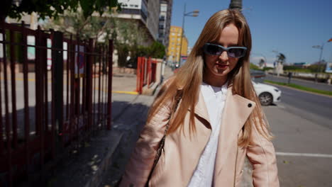 mujer en una calle de la ciudad